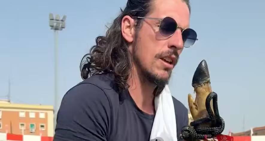 Presidente de clube espanhol persegue jogadores muçulmanos… com uma perna de presunto na mão