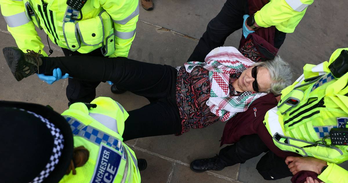 Polícia britânica detém mais de 200 pessoas em protesto pró-