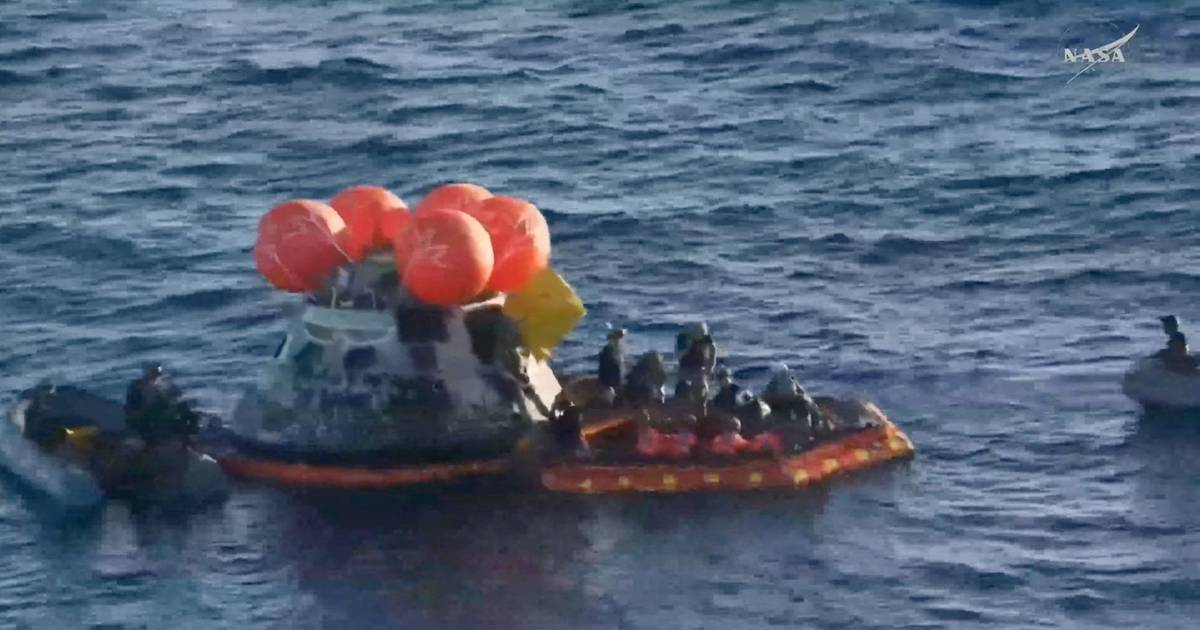 O momento em que os astronautas saem da cápsula da missão Artemis II