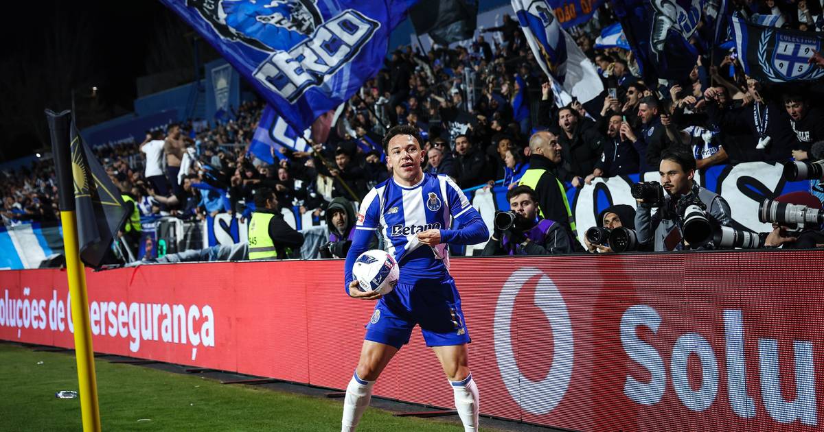 FC Porto invicto na liderança ao vencer na deslocação ao Estoril