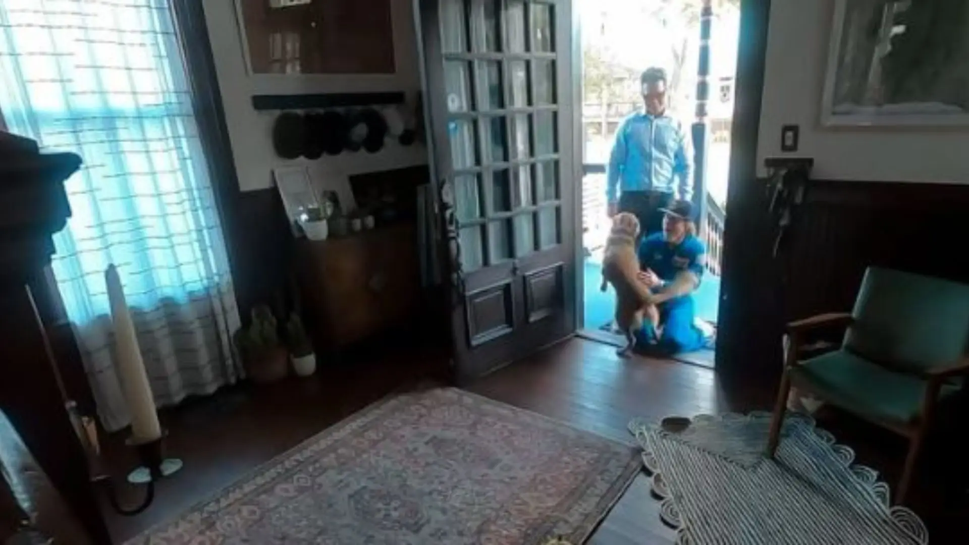 Astronauta da Artemis II mostra reencontro com a cadela após regresso à Terra