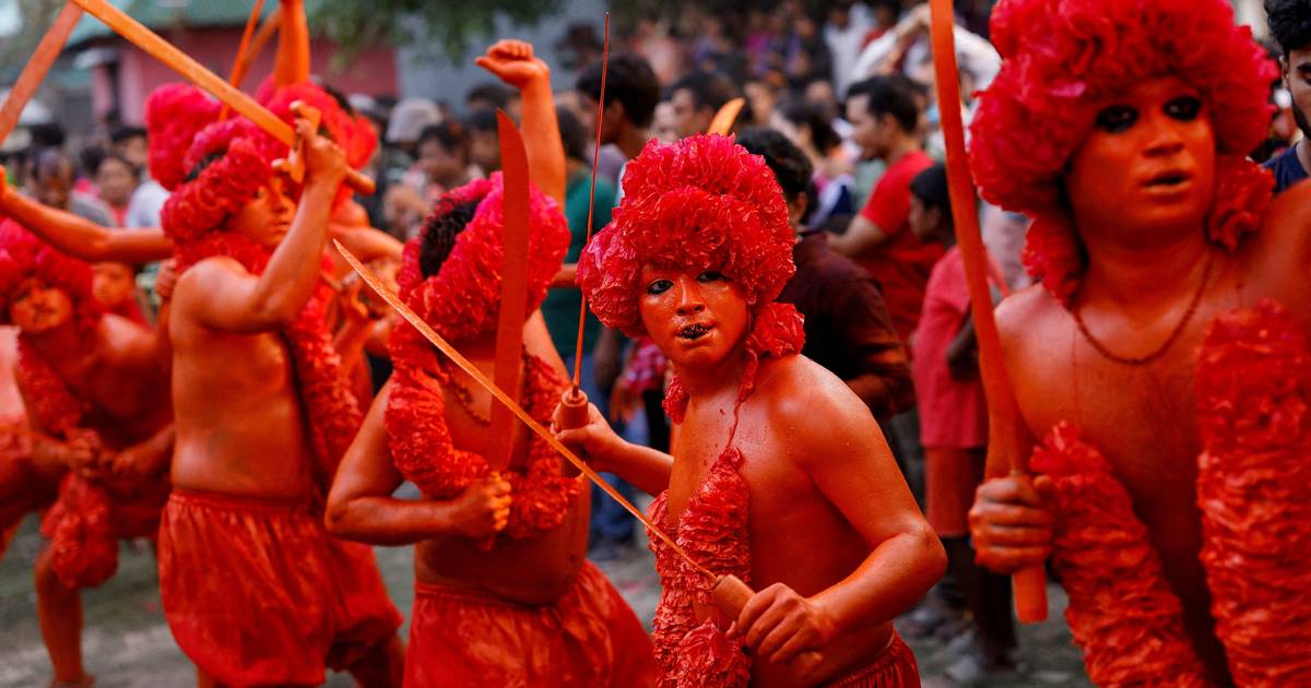 Bangladesh: Festival Lal Kach assinala fim do ano com desfile de fiéis pintados de vermelho