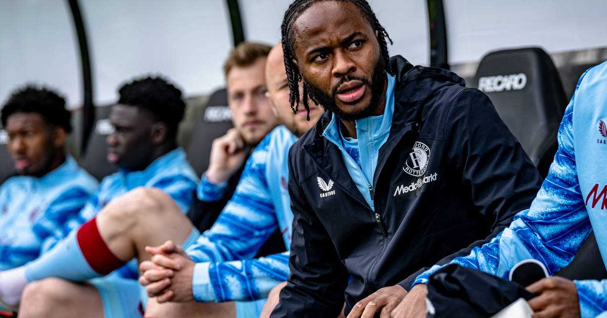 O que se passa com Sterling? O futebolista de 160 milhões de euros que agora nem 'calça' no Feyenoord