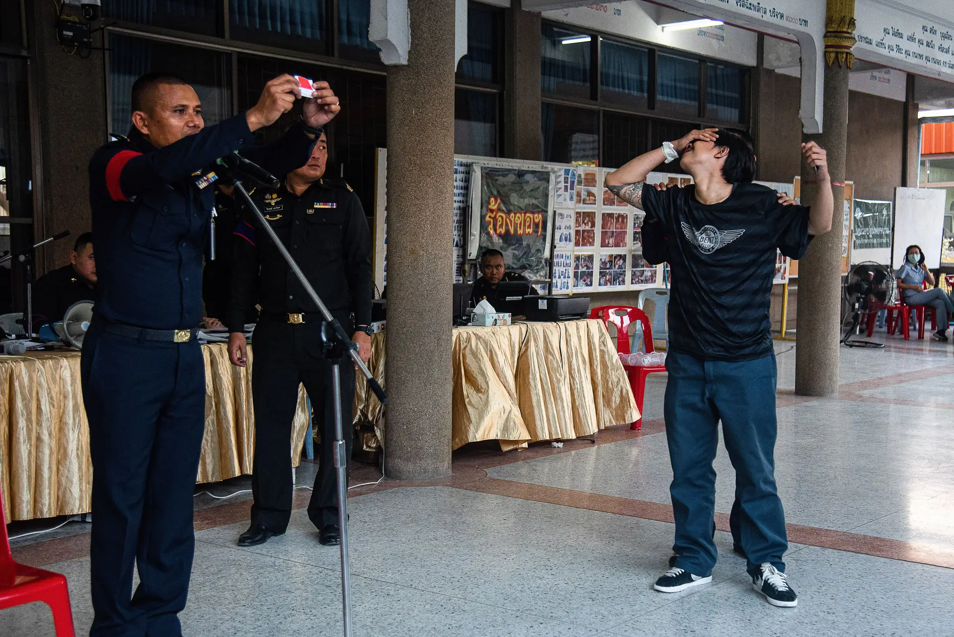 Vermelho ou preto: a lotaria obrigatória que escolhe rapazes para o exército na Tailândia