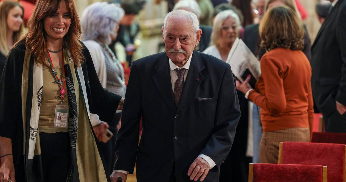 Aos 99 anos, Ruy de Carvalho foi homenageado com Voto de Saudação na Assembleia da República