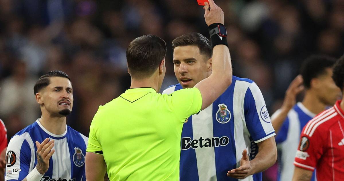 Noite para esquecer: FC Porto perde em Nottingham e está fora da Liga Europa