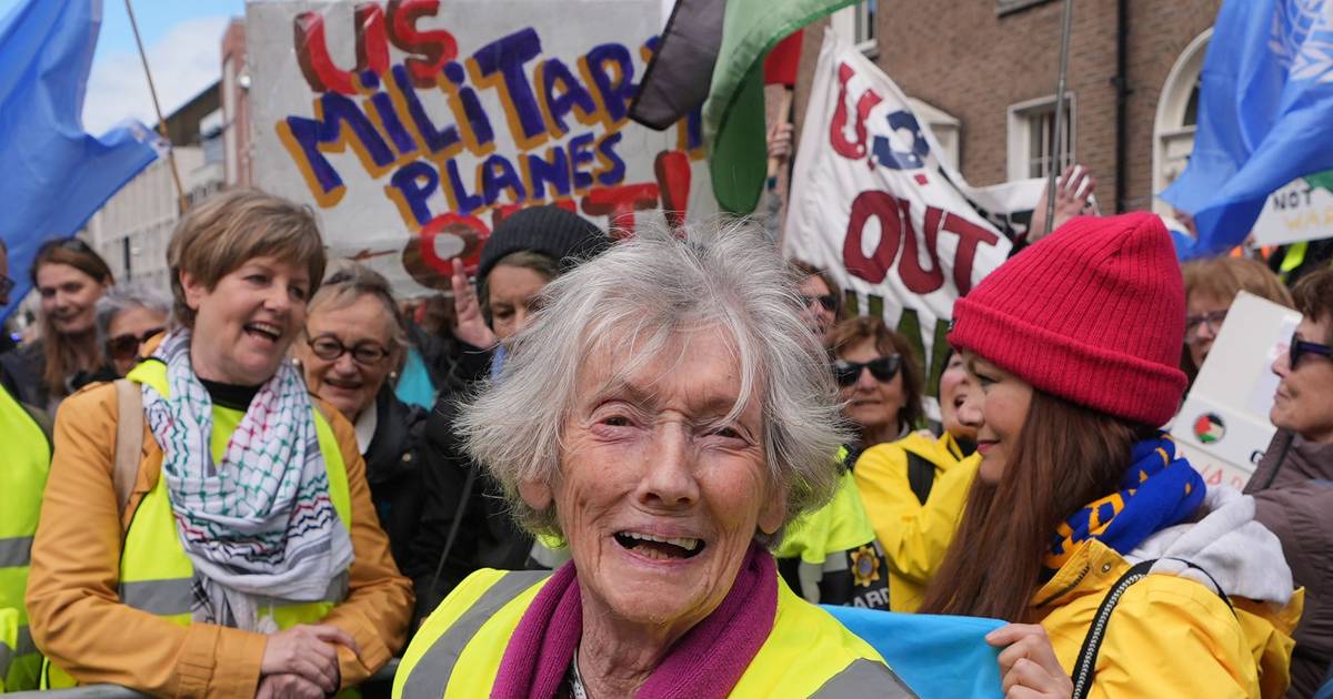 Ativista de 91 anos percorre Irlanda a pé em protesto contra uso militar de aeroporto pelos EUA