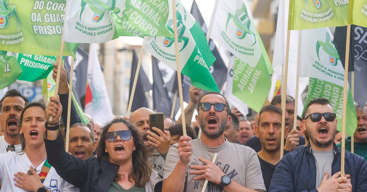 Cerca de mil elementos das forças de segurança protestaram contra cortes de cálculo das pensões