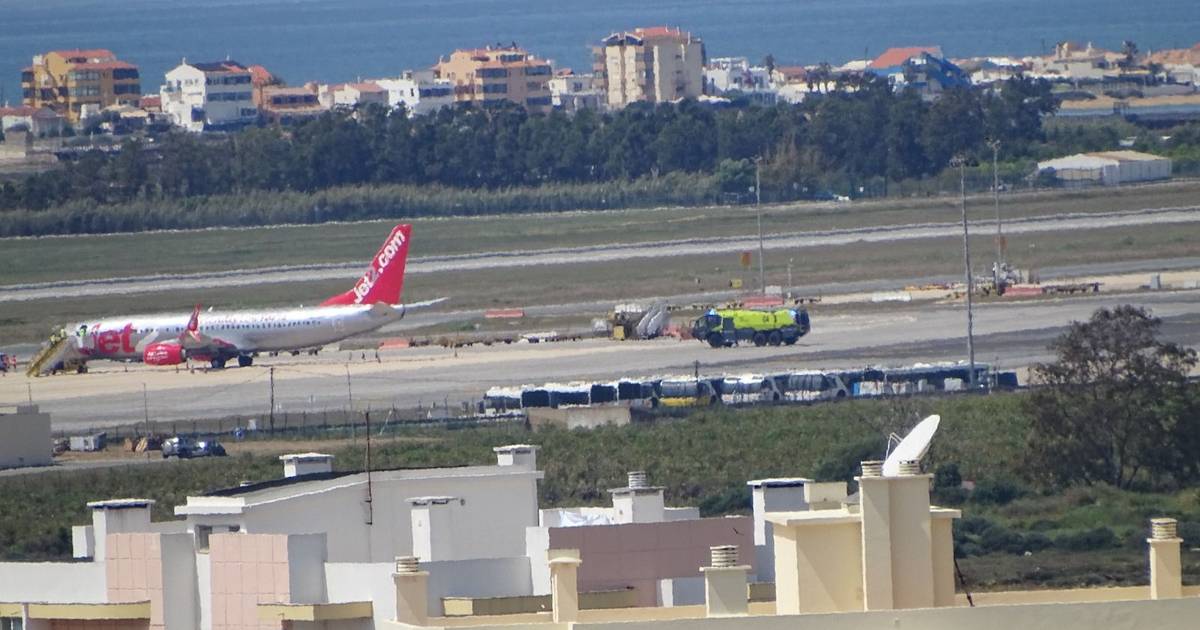 Avião da Jet2.com declara emergência e aterra em segurança em Faro