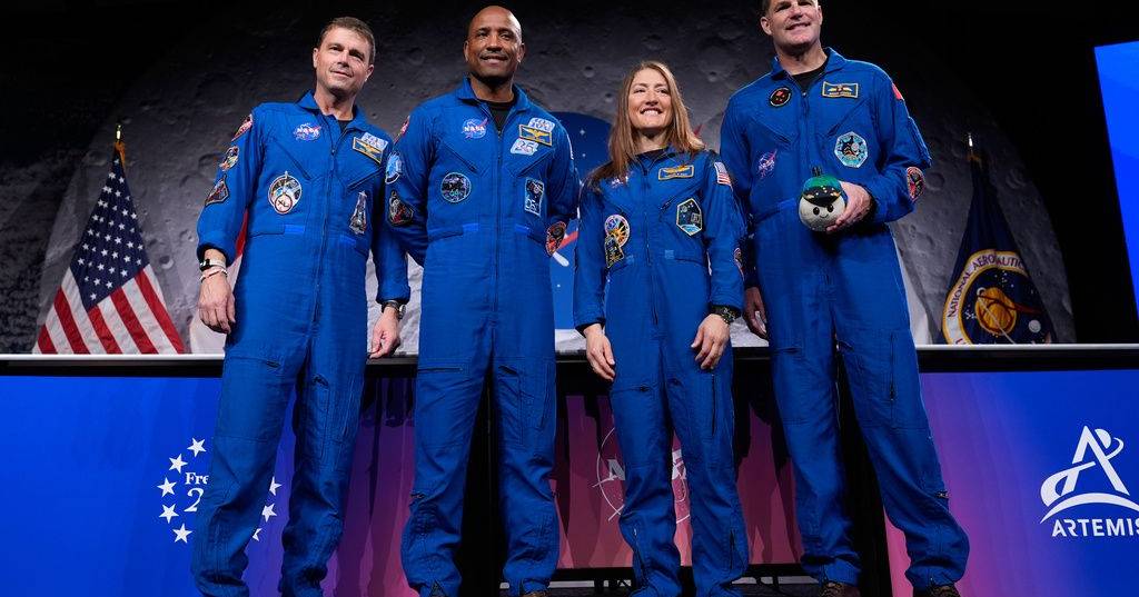 Due astronauti della Artemis II che hanno orbitato attorno alla luna smettono di volare nello spazio