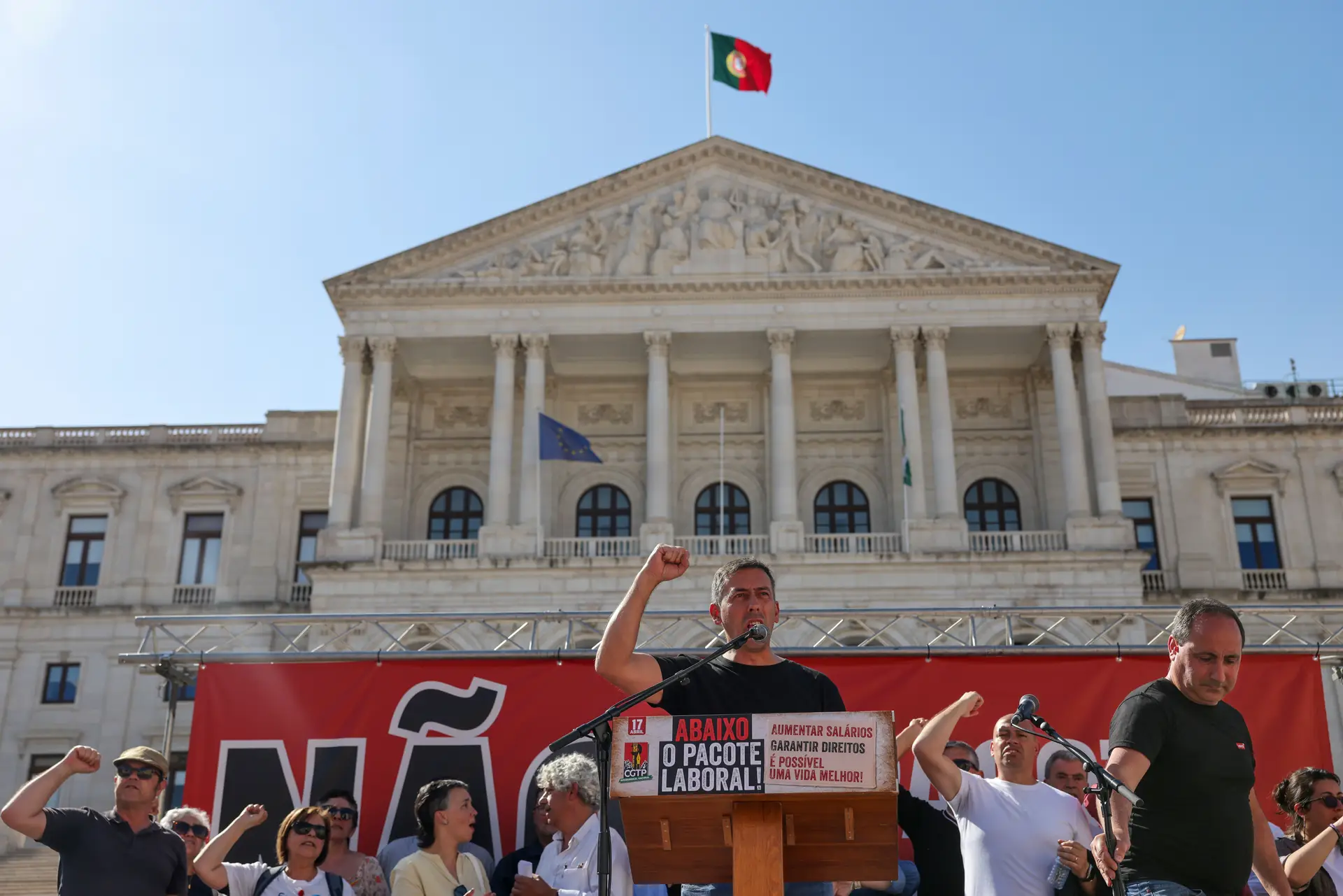 "Abaixo o pacote laboral": milhares na rua em manifestação da CGTP
