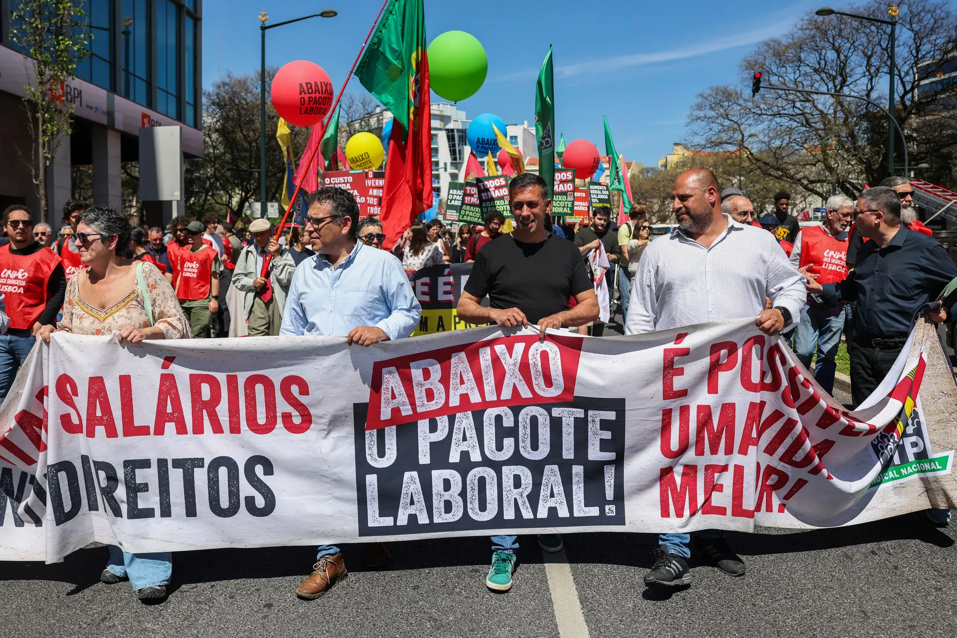 "Abaixo o pacote laboral": milhares na rua em manifestação da CGTP