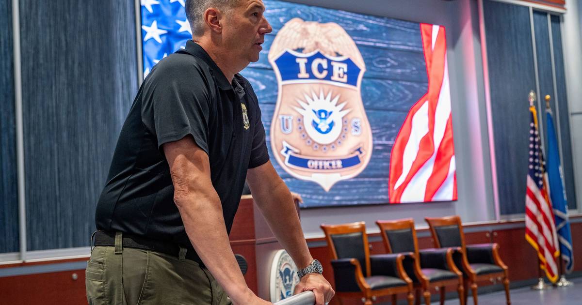 Chefe do ICE demite-se: diretor interino supervisionou plano de deportação de Donald Trump