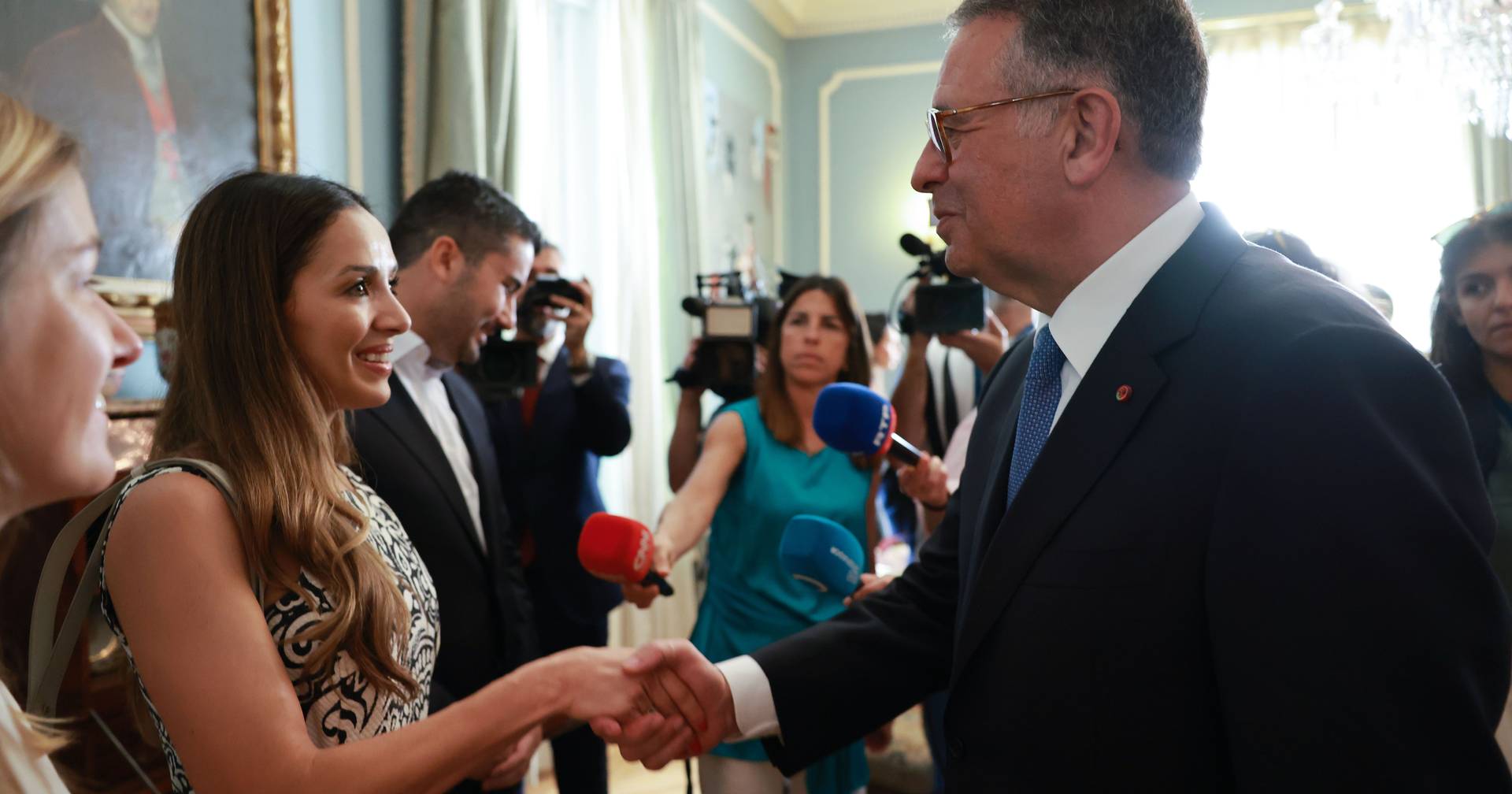 Visiting Spain, Seguro asks young emigrants not to 'give up on Portugal' - SIC Notícias