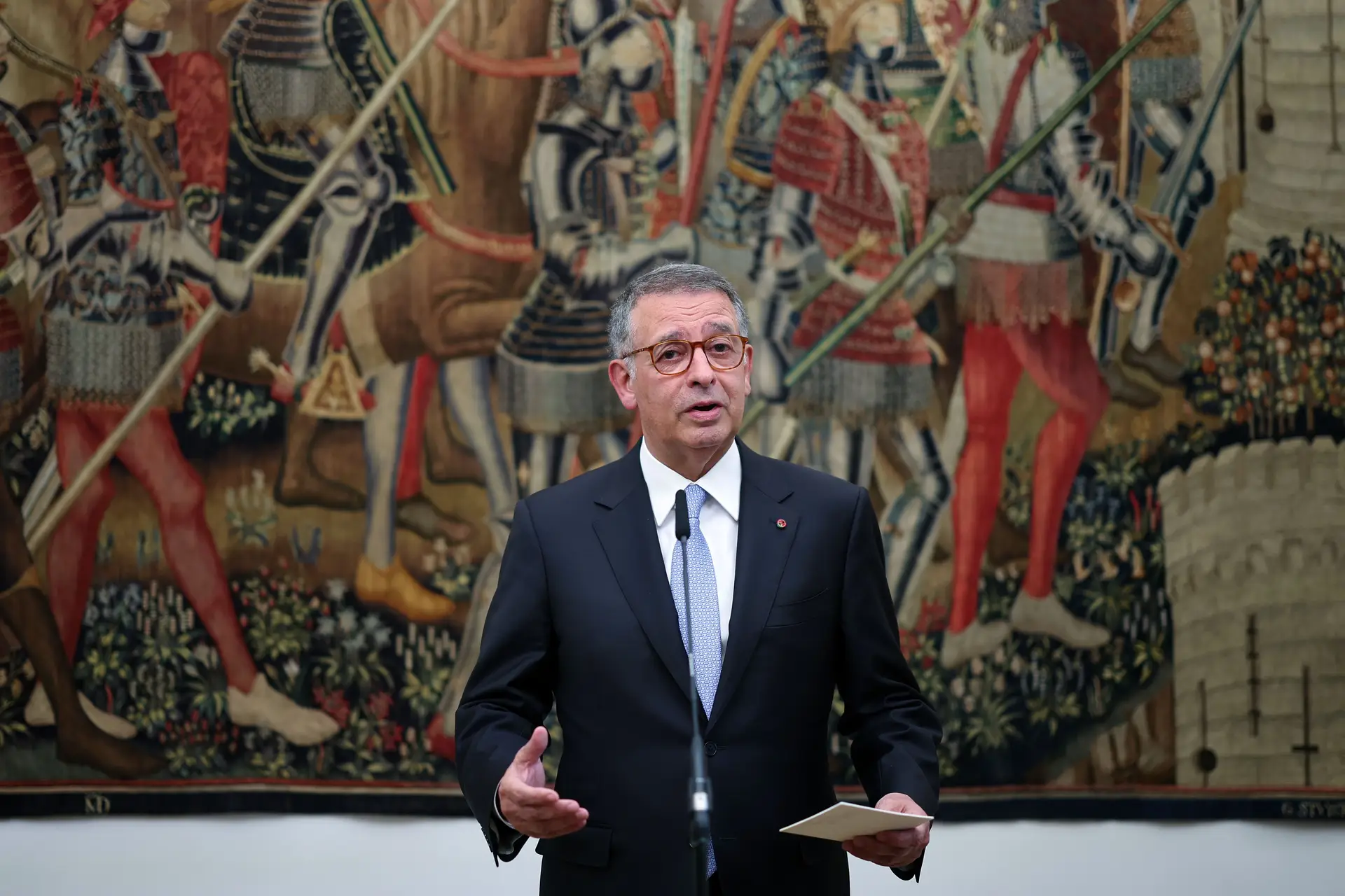 O Presidente da República, António José Seguro, presta declarações à comunicação social, na residência da Embaixada Portuguesa, em Madrid, Espanha, 20 de abril de 2026.