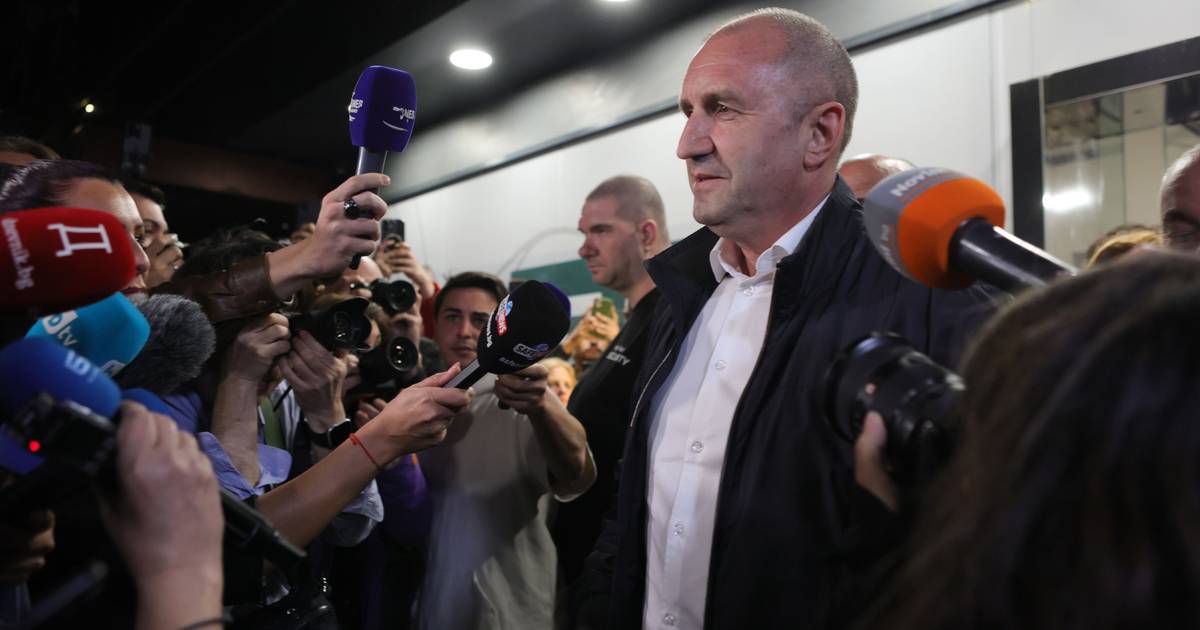 Ex-Presidente pró-russo conquista maioria nas eleições da Bulgária