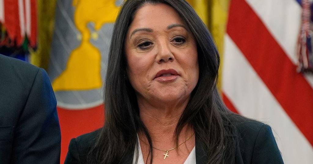 Secretária do Trabalho de Trump abandona governo sob acusações de abuso de poder