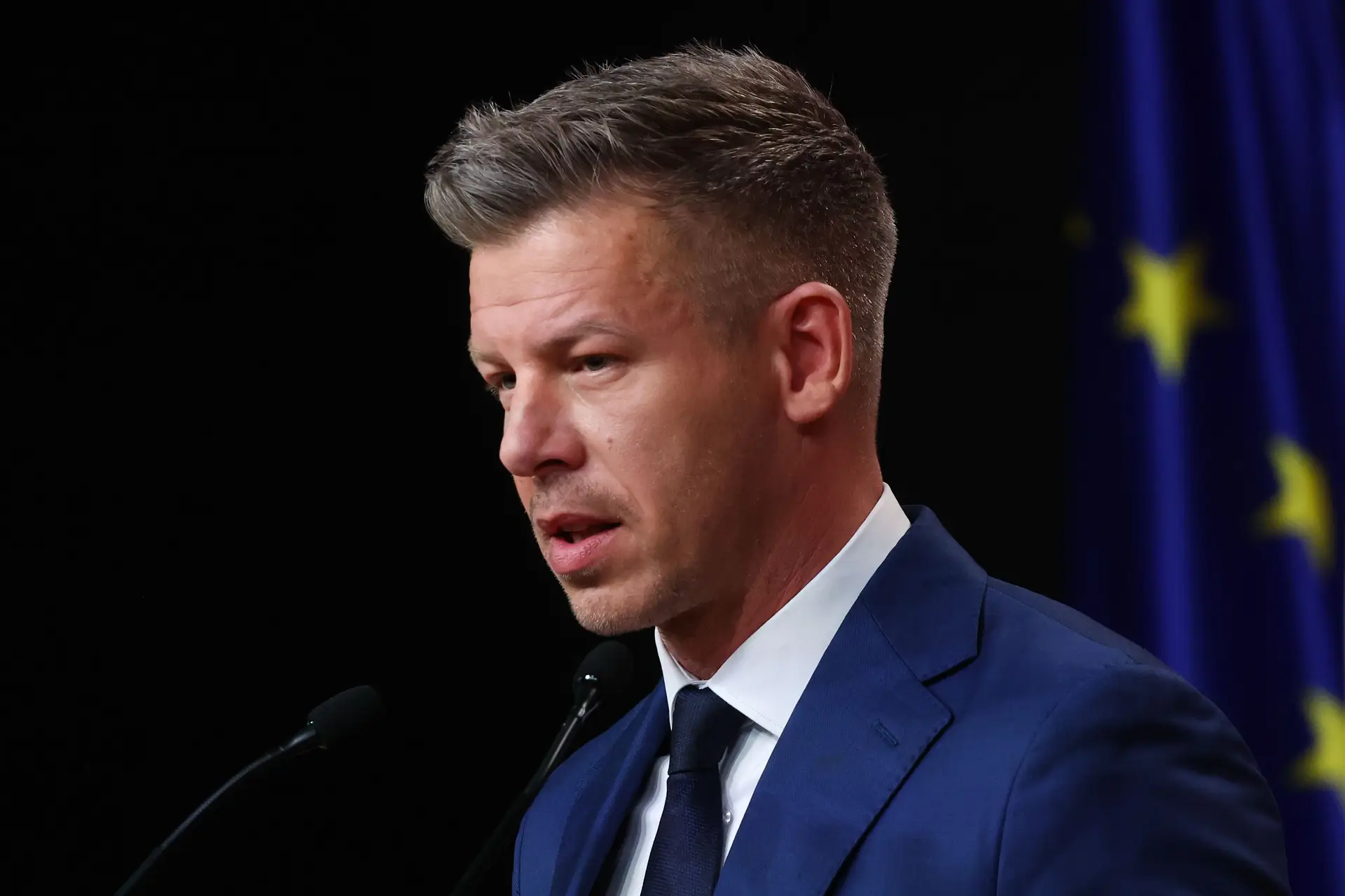 Ex-mulher de Péter Magyar escreveu livro em que o acusa de matar cão da família no micro-ondas?