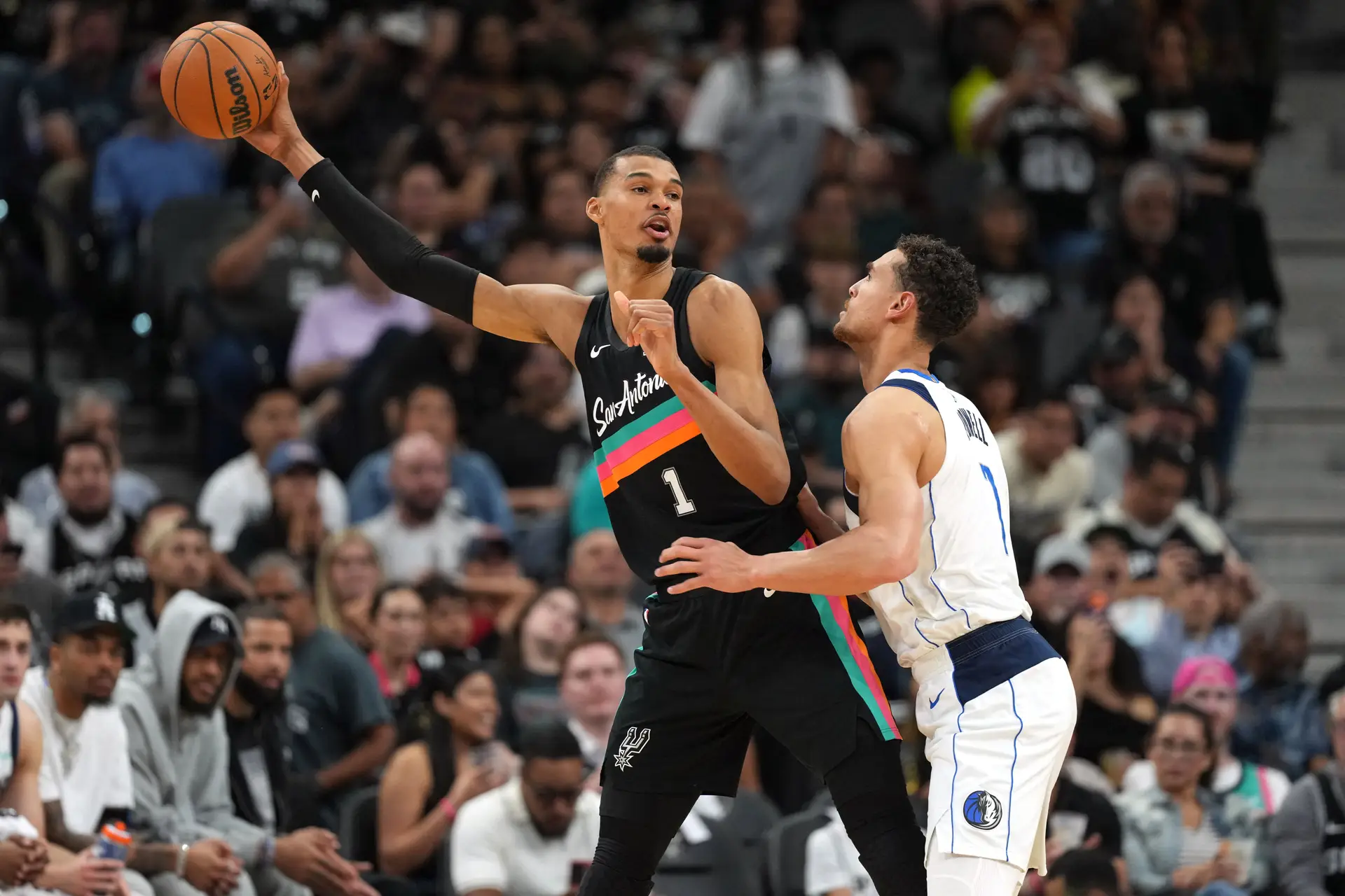 Wembanyama faz história ao tornar-se o mais jovem defesa da fase regular da NBA