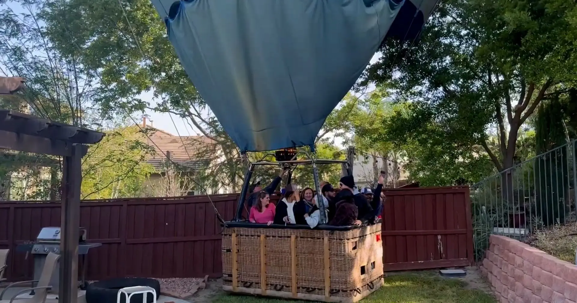 Balão de ar quente com 13 pessoas aterra de emergência num quintal na Califórnia