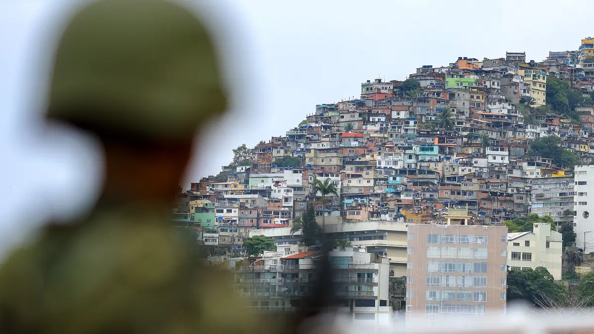 A favela do Vidigal vista por um militar patrulha no Mirante do Leblon, na zona sul da cidade, a 15 de novembro de 2024, no Rio de Janeiro, Brasil.