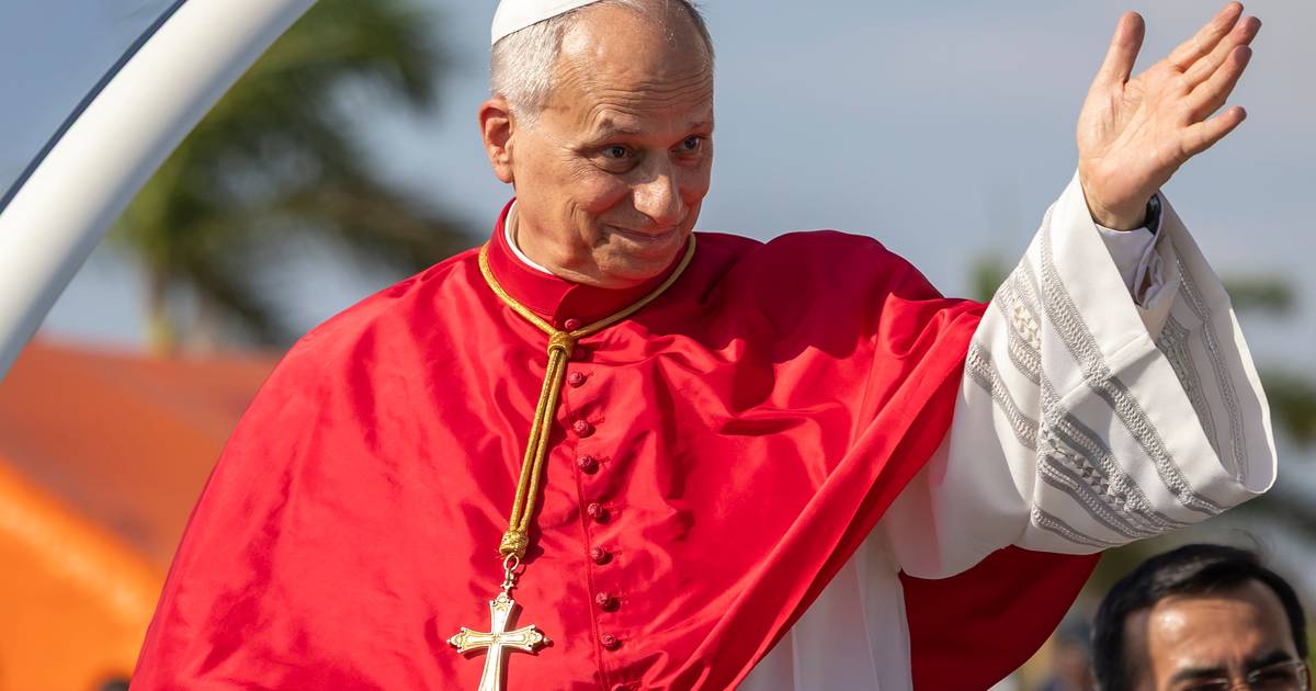 Mulher fura perímetro de segurança e tenta aproximar-se do Papa Leão XIV