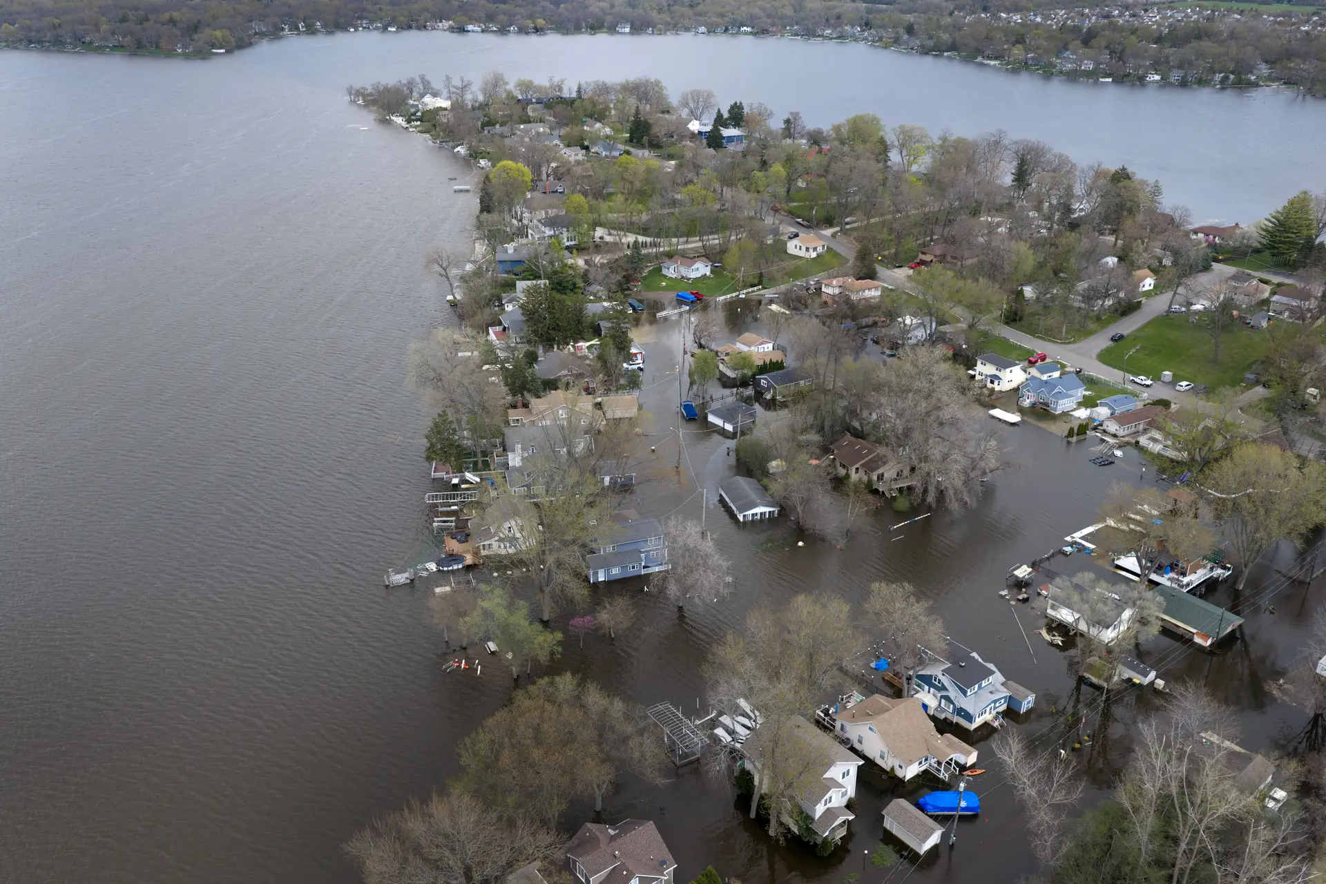 Vista aérea mostra casas ao longo da bacia do rio Fox, a 21 de abril de 2026, perto de Antioch, no estado de Illinois, que faz fronteira com o estado do Michigan.