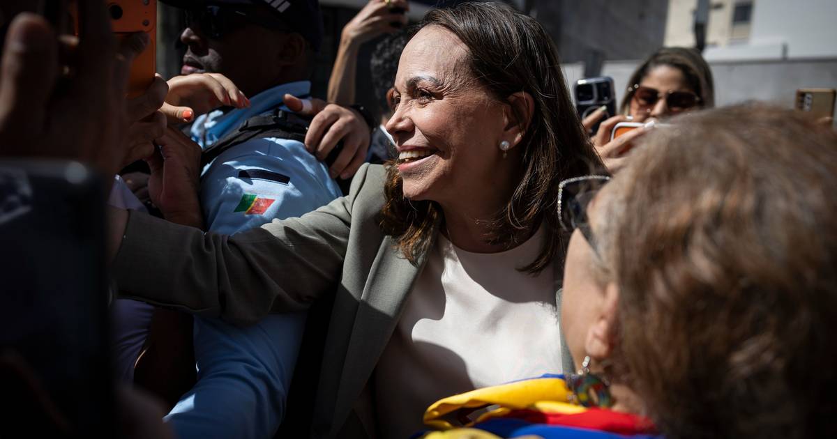 O encontro (in)esperado de Corina Machado com venezuelanos à porta de São Bento