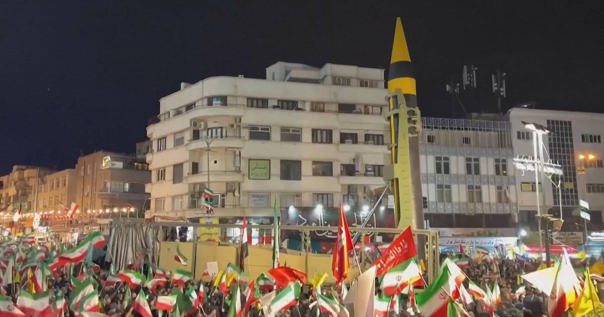 Bombardeamentos no Líbano persistem enquanto Teerão recebe parada militar