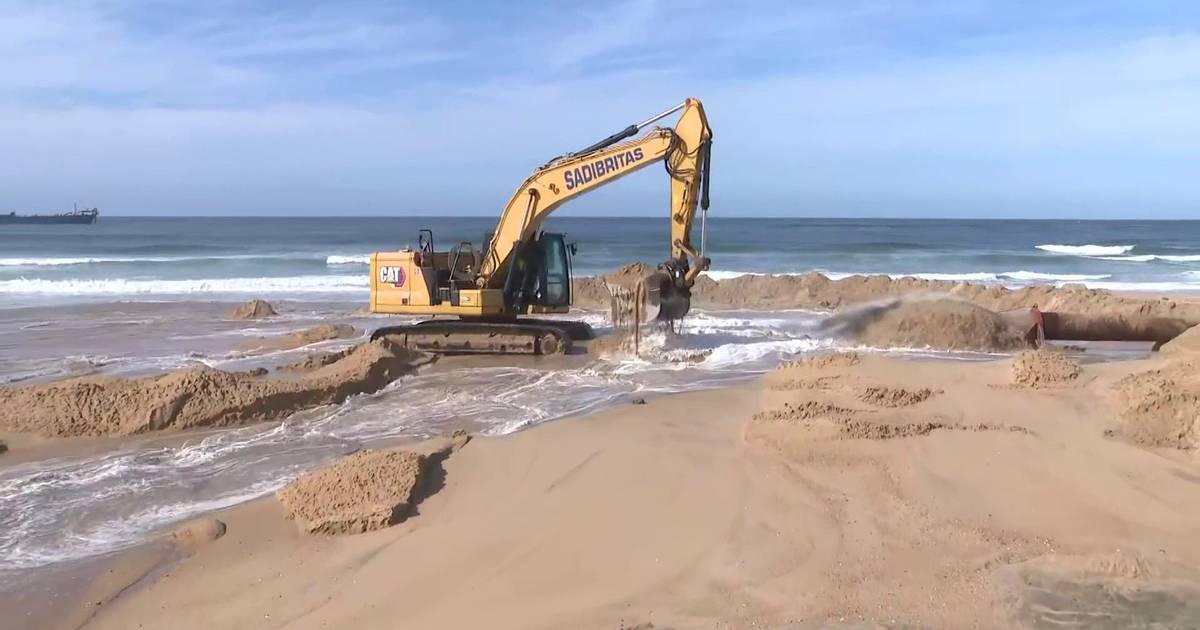 Arrancam trabalhos de reposição de areia nas praias de São João da Caparica