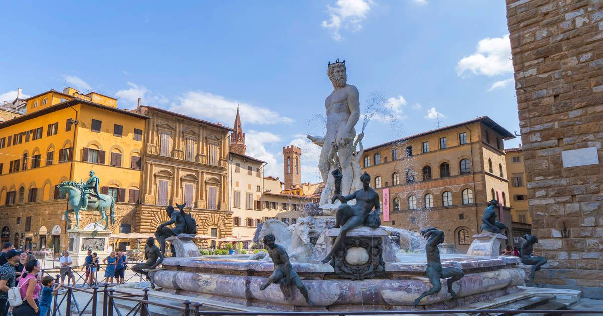 Despedida de solteira termina em multa de 5 mil euros após turista escalar fonte histórica em Florença