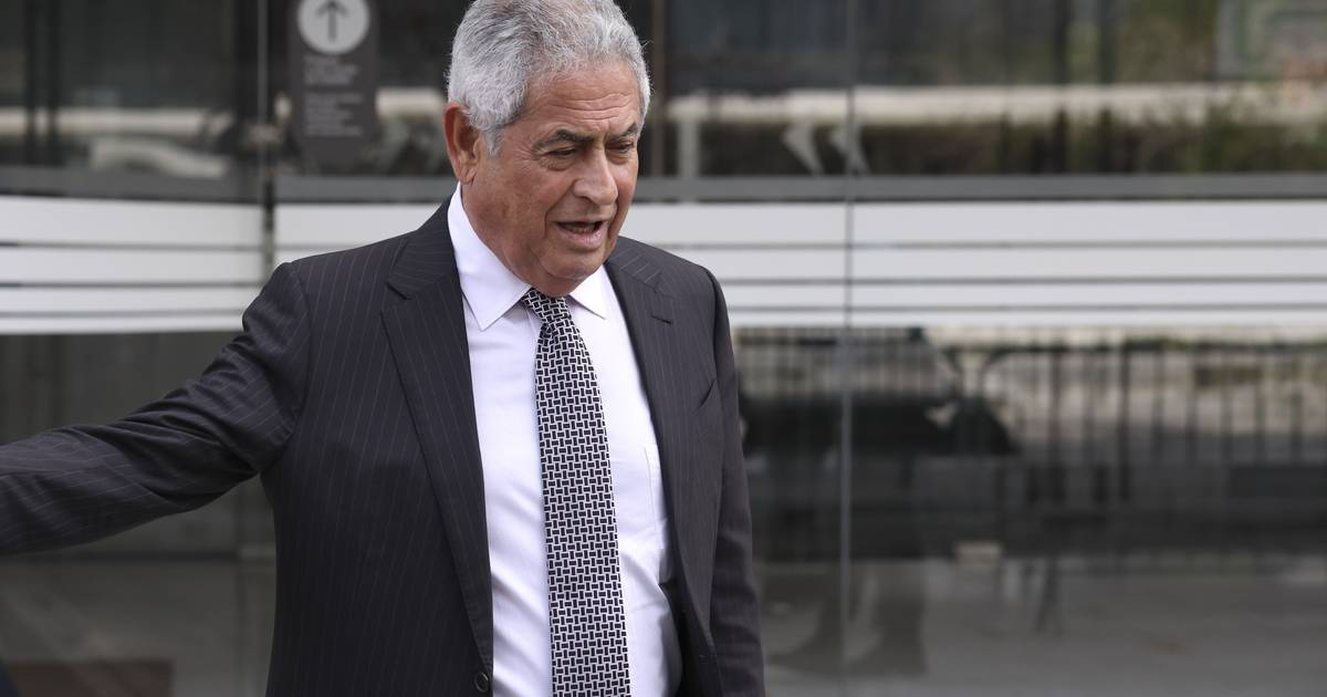 Luís Filipe Vieira parte o braço após queda aparatosa à saída do tribunal