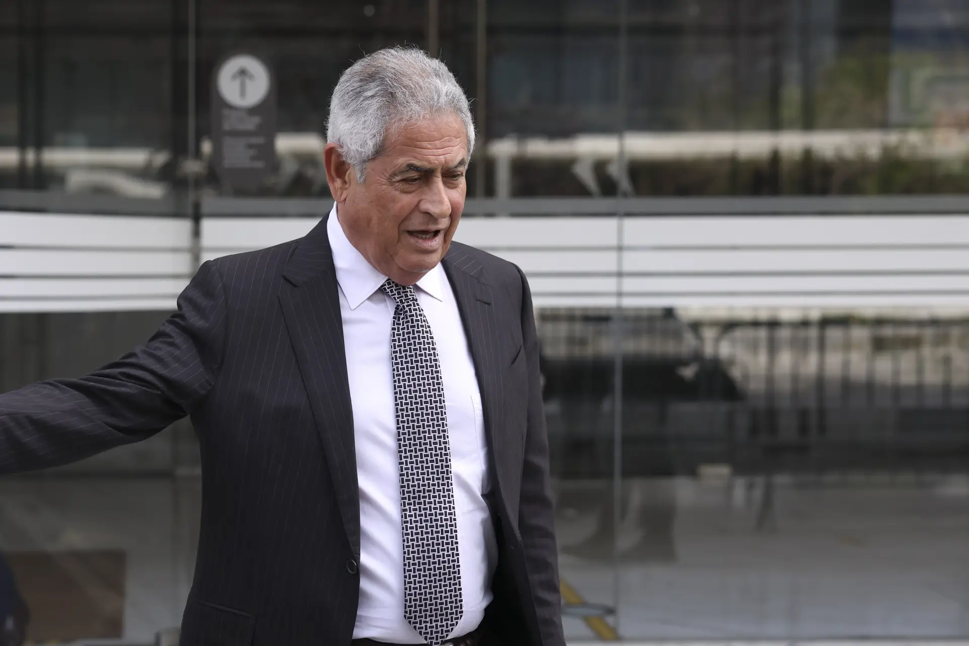 Dia agridoce para Vieira: ex-presidente do Benfica sofre queda e parte o braço após sair absolvido do tribunal