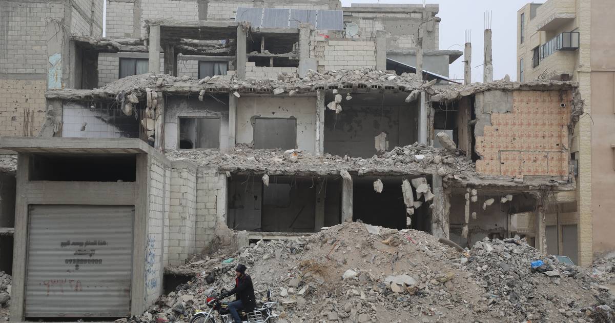 Após longos anos de guerra, regresso à Síria marcado por ruínas e problemas de saúde