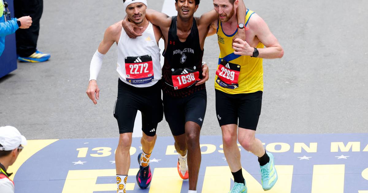 Momento emocionante: atletas ajudam corredor exausto e terminam juntos a Maratona de Boston