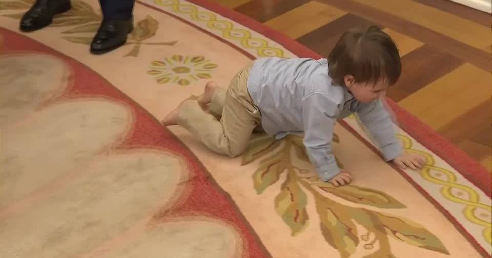 Criança brinca na Sala Oval enquanto Donald Trump fala em evento de saúde