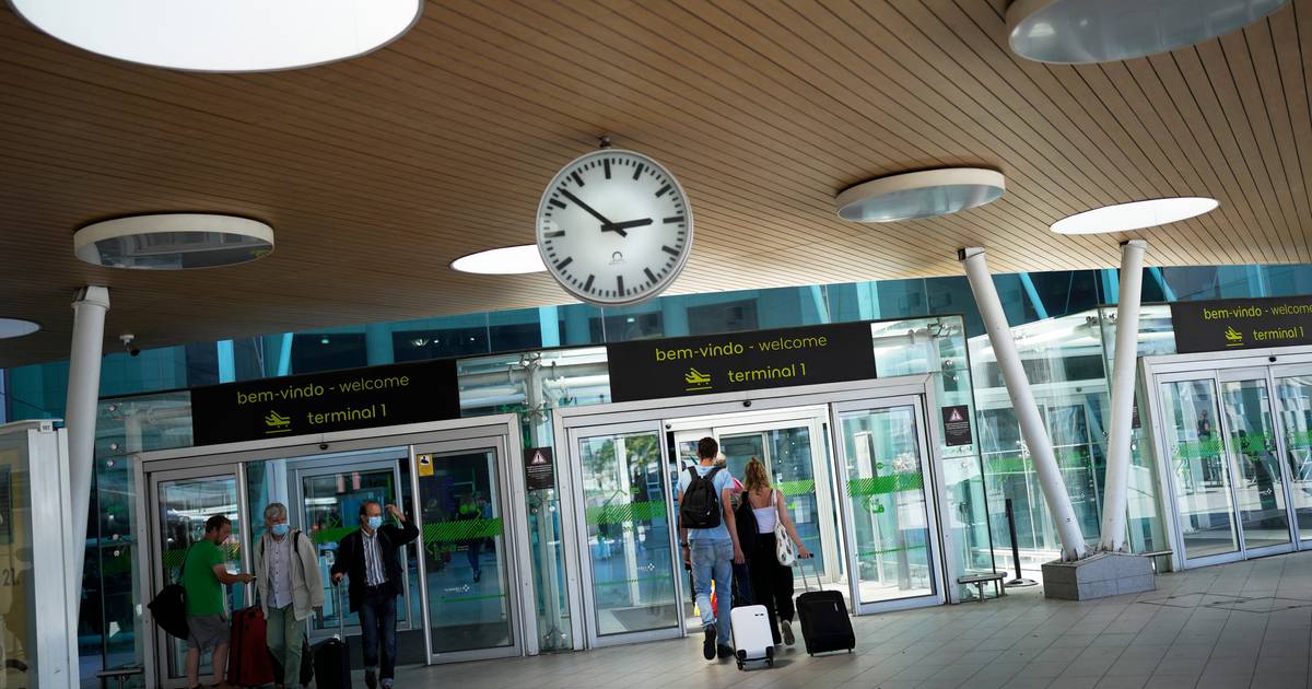 Aeroportos com reforço de 360 polícias para reduzir tempos de espera