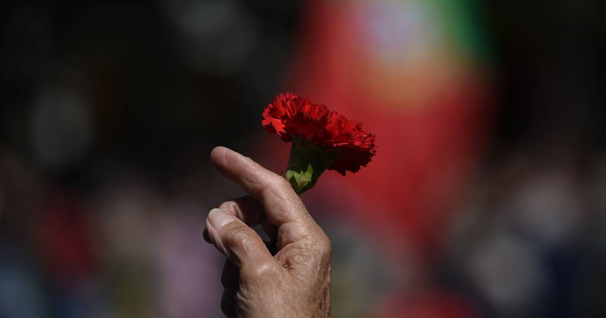 O que mudou em Portugal com o 25 de Abril? As respostas de quem viveu em ditadura