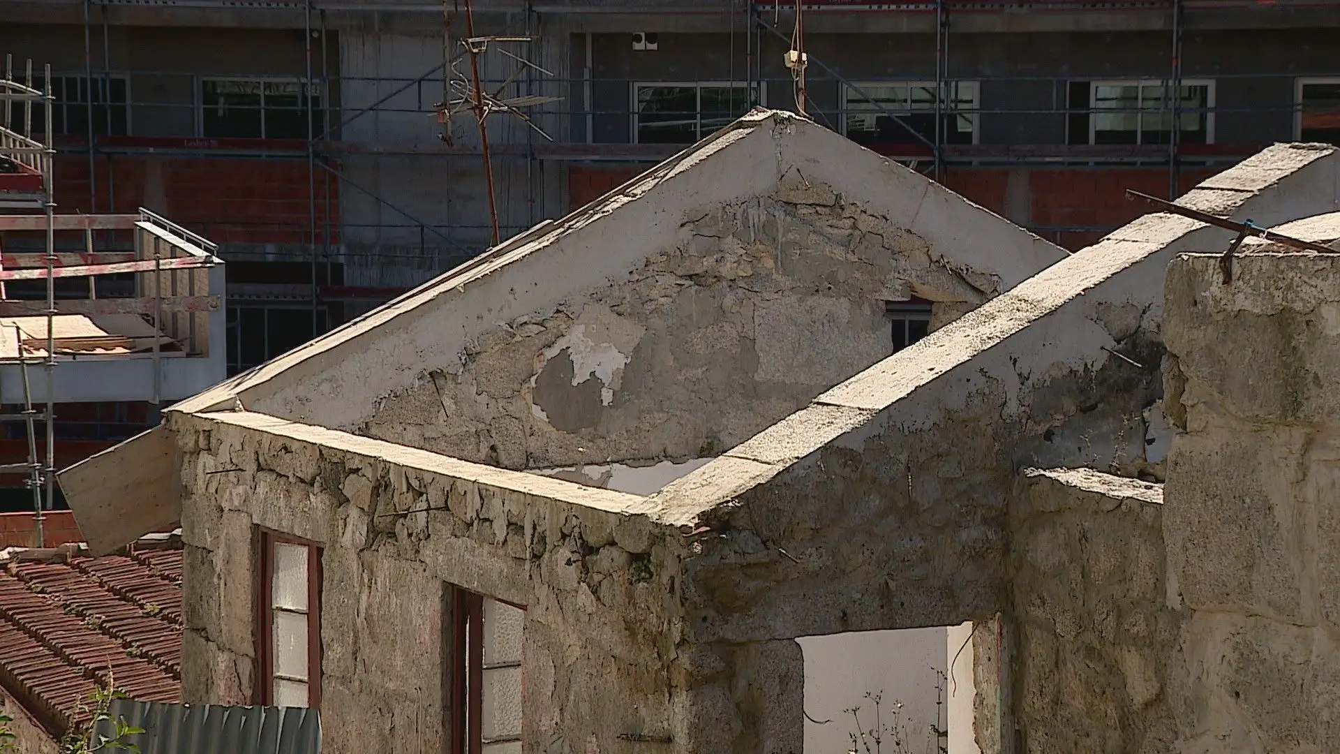 Obra do PRR parada no Porto: impasse deixou duas famílias sem casa
