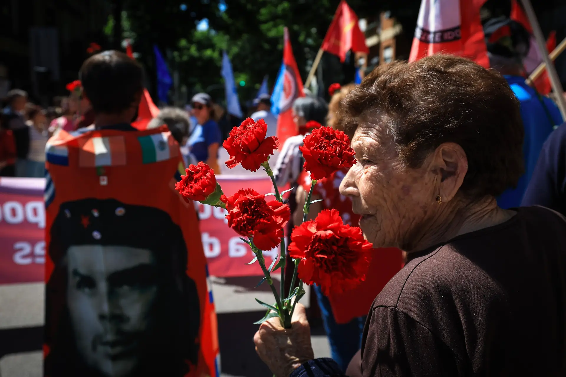 Pessoas reúnem-se para celebrar a democracia durante o desfile do 52.º aniversário da Revolução de 25 de Abril, no Porto, norte de Portugal, 25 de abril de 2026.