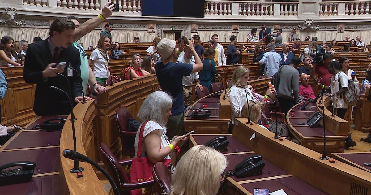 Casa da democracia recebeu visitantes de todas as idades em dia de portas abertas