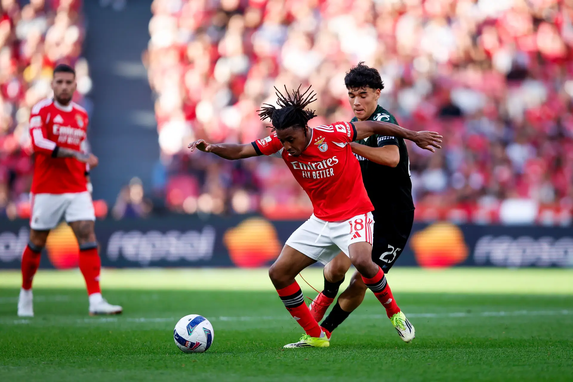 Leandro Barreiro (L), do Benfica, luta pela bola com Afonso Assis (R), do Moreirense, durante o jogo de futebol da Primeira Liga Portuguesa, realizado no Estádio da Luz, em Lisboa, Portugal, 25 de abril de 2026.