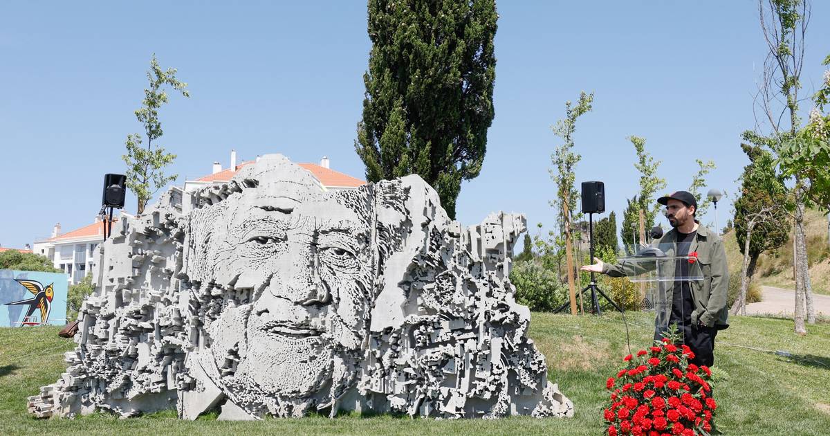 Rosto de Mário Soares nascido das mãos de Vhils é inaugurado na Amadora
