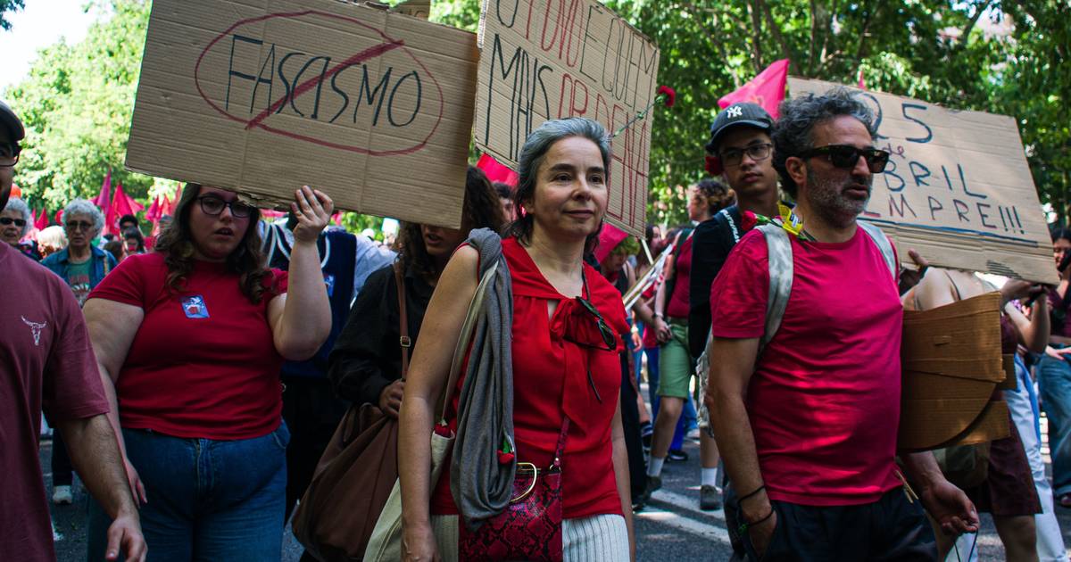 25 de Abril nas ruas de Lisboa: as melhores imagens da celebração da liberdade e da democracia