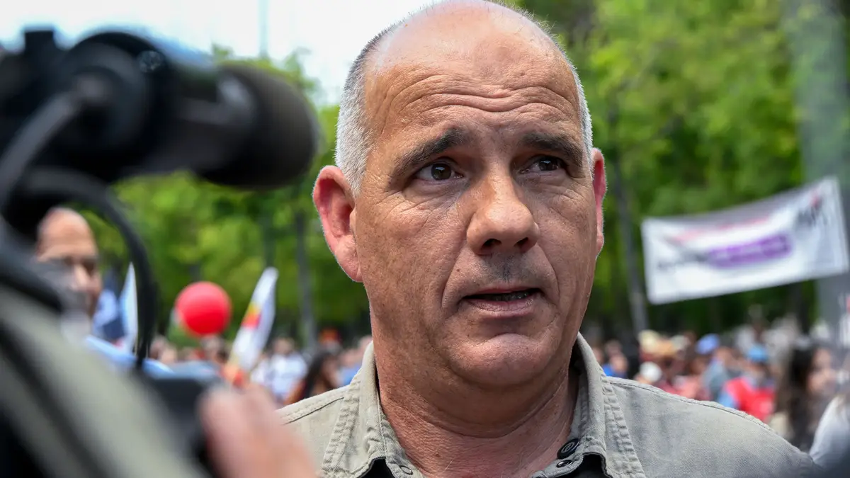 O secretário-geral do Partido Comunista Português, Paulo Raimundo, participa na marcha popular pela Avenida da Liberdade para celebrar o 52.º aniversário da Revolução dos Cravos, a 25 de abril de 2026, em Lisboa, Portugal.