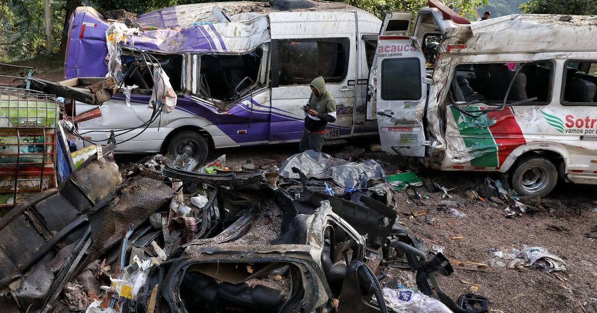 Sobe o número de vítimas mortais em ataque bombista numa autoestrada na Colômbia