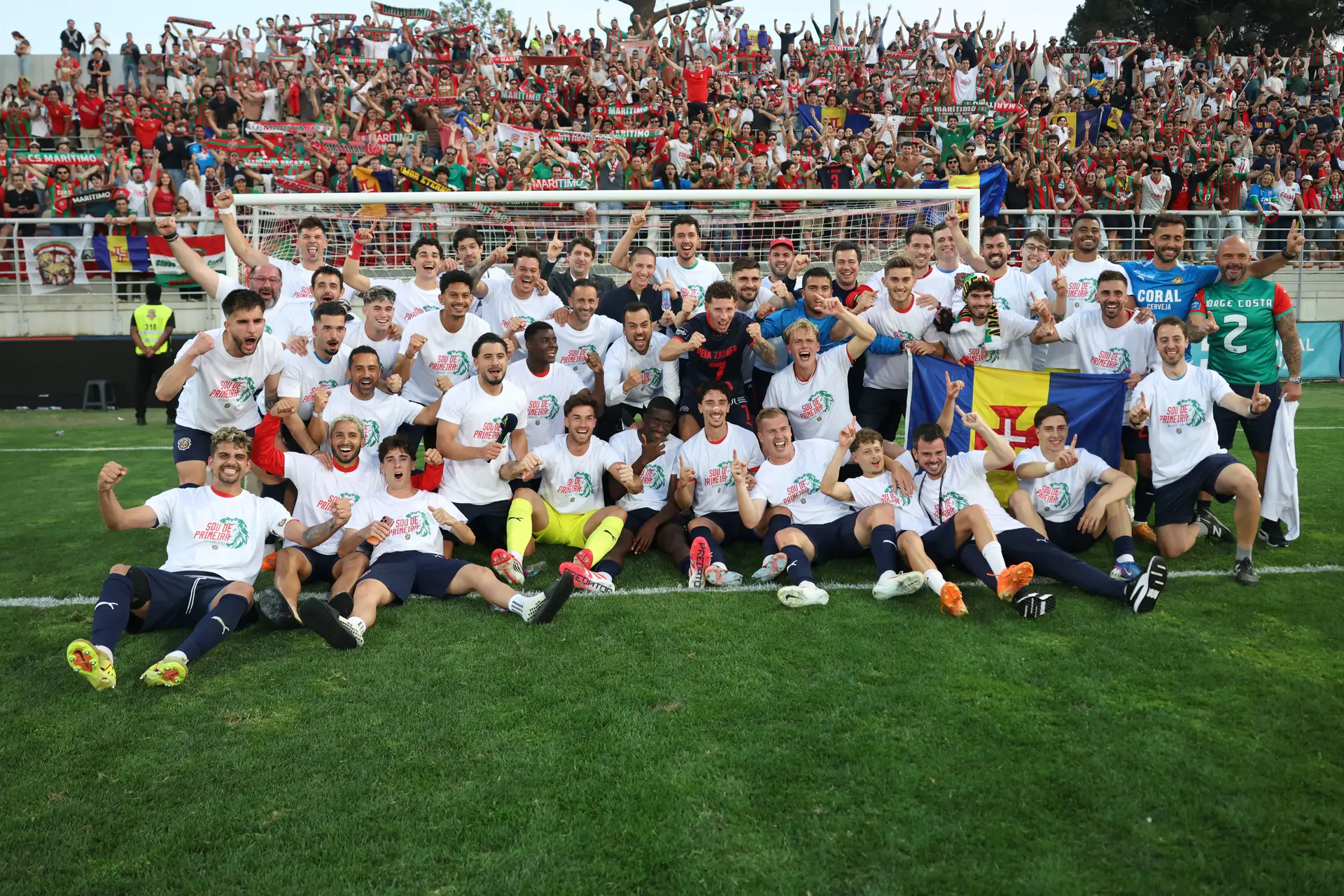 Jogadores do Club Sport Marítimo, celebram a subida à primeira Liga de Futebol, no final do jogo frente ao Benfica B disputado no Benfica Campus, no Seixal, 26 de abril de 2026.