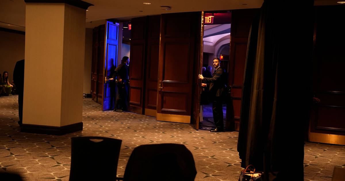 Tiroteio nos EUA: Ronald Reagan foi atingido à porta do mesmo hotel