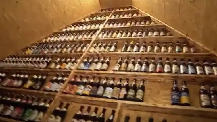 Família comprou casa com mais de 13 mil garrafas de cerveja dentro e ...