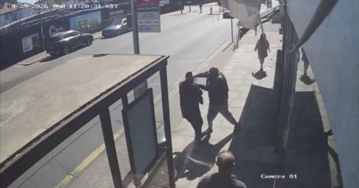 Quando menos se esperava: videovigilância capta momento do ataque junto a paragem de autocarro em Londres